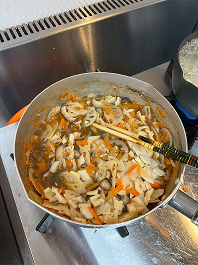 らいさぽセンター本校 ｜引きこもり、不登校、ニートの就労支援、自立支援 | 初参加でも大活躍！みんなで作ったひな祭りメニュー